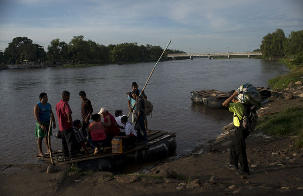 Flüchtlinge aus Zentralamerika am Fluß Suchiate zwischen Guatemala und Mexiko