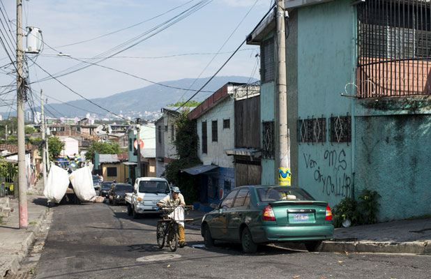 Stadtzentrum von San Salvador. Das Graffiti an der Wand sagt "Pass auf, schau und halt still, Salvatrucha gang". Zu schweigen ist eine der Regeln, die die Banden der Bevölkerung aufzwingt.