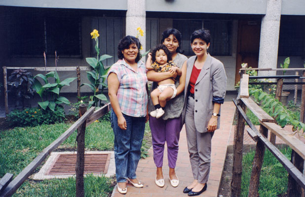 El Salvador: Familienangehörige von Sara Christina CHAN CHAN, einer 1989 verschwundenen Studentin, suchen auch noch im Jahr 1993 nach ihr. © Amnesty International