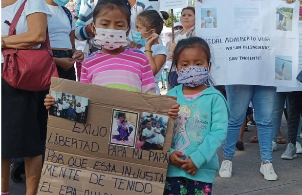 El Salvador im Ausnahmezustand 2022. Angehörige von willkürlich Verhafteten fordern deren Freilassung. © privat / Amnesty International
