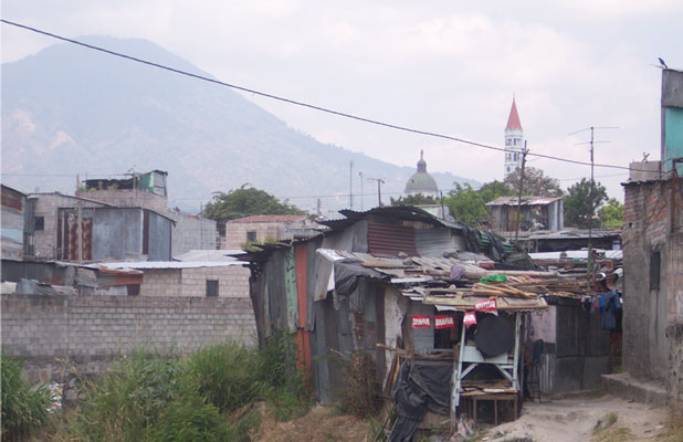 El Salvador: Elendsviertel am Rande der Stadt