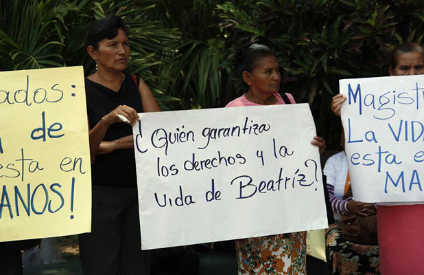 Frauen fordern das Recht auf Leben für Beatriz.