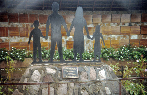 Denkmal für die Opfer des Massakers von El Mozote
